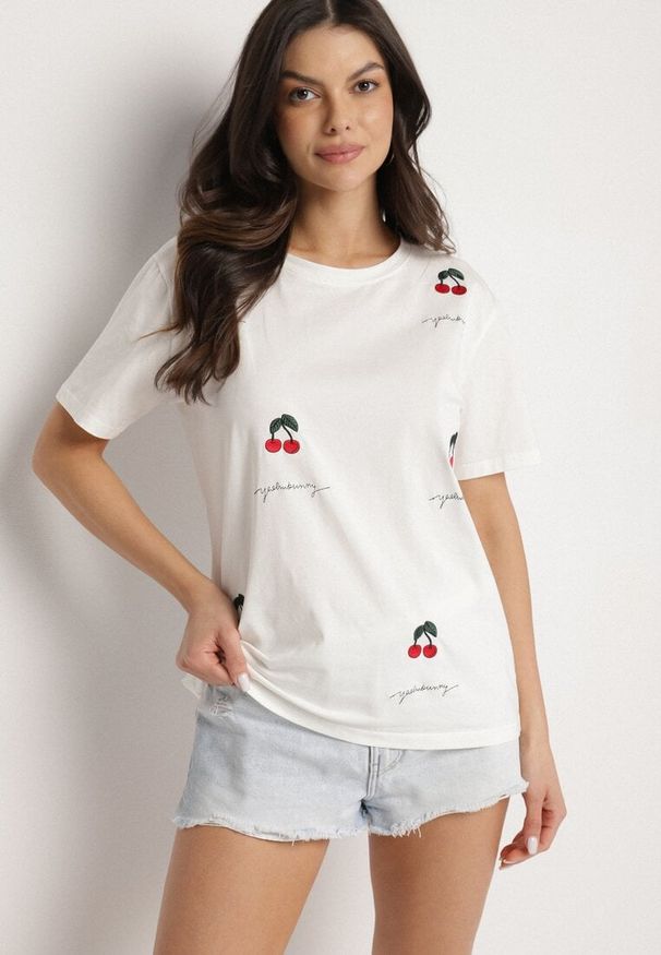Born2be - Biały Bawełniany T-shirt Zdobiony Haftem z Motywem w Wiśnie Nevianira. Okazja: na co dzień. Kolor: biały. Materiał: bawełna. Wzór: aplikacja, haft. Styl: casual