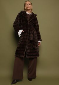 Born2be - Brązowy Klasyczny Płaszcz Futerko z Wiązanym Paskiem Aranelle. Okazja: na co dzień. Kolor: brązowy. Materiał: futro. Styl: klasyczny #1