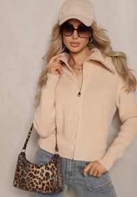 Renee - Beżowy Kardigan z Wełną o Kroju z Golfem i Zapięciem na Zamek Zinfria. Okazja: do pracy, na spacer. Typ kołnierza: golf. Kolor: beżowy. Materiał: wełna. Styl: elegancki #5