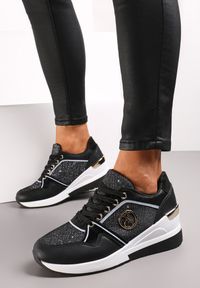 Renee - Czarne Sneakersy Sznurowane Ozdobione Brokatem na Koturnie Eminalla. Kolor: czarny. Wzór: aplikacja. Obcas: na koturnie #4