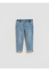 Reserved - Jeansy Carrot - niebieski. Kolor: niebieski. Materiał: jeans