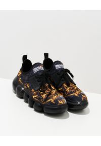 Versace Jeans Couture - VERSACE JEANS COUTURE - Czarne sneakersy z barokowym nadrukiem. Nosek buta: okrągły. Kolor: czarny. Materiał: guma, materiał. Szerokość cholewki: normalna. Wzór: nadruk #3