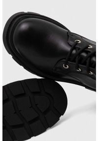 Answear Lab kozaki damskie kolor czarny na platformie. Nosek buta: okrągły. Zapięcie: sznurówki. Kolor: czarny. Szerokość cholewki: normalna. Obcas: na platformie. Styl: wakacyjny. Wysokość obcasa: średni #4