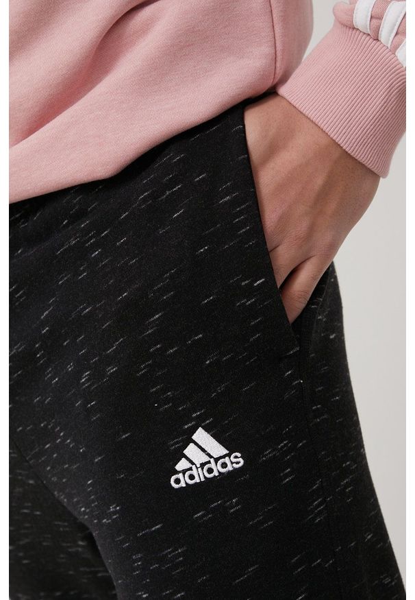 Adidas - adidas spodnie męskie kolor czarny melanżowe. Kolor: czarny. Materiał: materiał, dzianina. Wzór: melanż