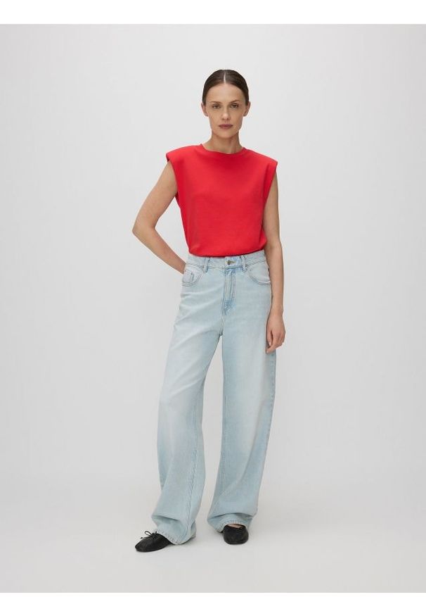 Reserved - T-shirt z poduszkami na ramionach - czerwony. Kolor: czerwony. Materiał: dzianina, bawełna