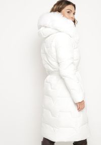 Born2be - Biała Pikowana Kurtka z Wiązanym Paskiem i Kapturem z Futerkiem Veratta. Okazja: na co dzień. Kolor: biały. Materiał: futro. Długość rękawa: długi rękaw. Długość: długie. Styl: casual, elegancki #2