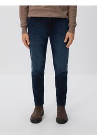 Reserved - Jeansy slim fit z efektem sprania - granatowy. Kolor: niebieski