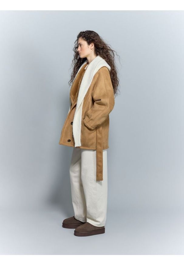 Reserved - Kurtka z imitacji zamszu - beżowy. Kolor: beżowy. Materiał: zamsz