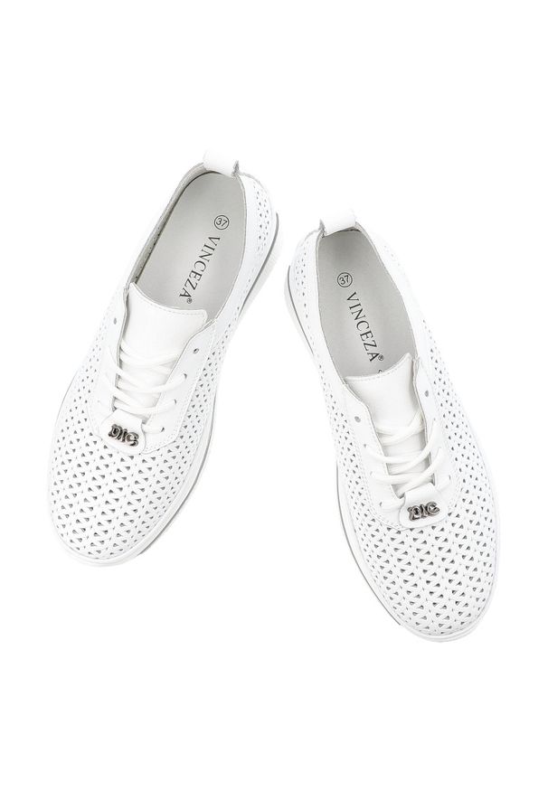 Sneakersy damskie Vinceza, e skóry naturalnej licowej ażurowa cholewka sznurowanie lekka platforma casual, białe, 95387. Okazja: na co dzień. Zapięcie: sznurówki. Kolor: biały. Materiał: skóra. Szerokość cholewki: normalna. Wzór: ażurowy. Obcas: na platformie. Styl: casual