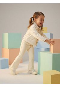 Sinsay - Kurtka jeansowa z haftowanym motywem kwiatowym - kremowy. Kolor: kremowy. Materiał: jeans. Wzór: haft, kwiaty #1