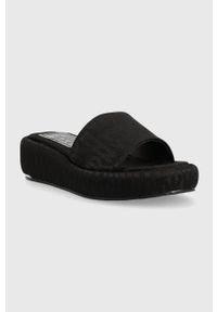 DKNY - Dkny klapki OVALIA damskie kolor czarny na platformie K1349809. Kolor: czarny. Materiał: materiał, guma. Obcas: na platformie #3