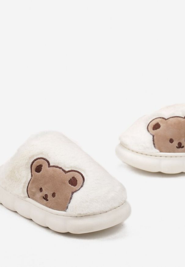 Born2be - Białe Kapcie na Platformie z Naszywką w Kształcie Misia Semisse. Kolor: biały. Wzór: aplikacja. Obcas: na platformie