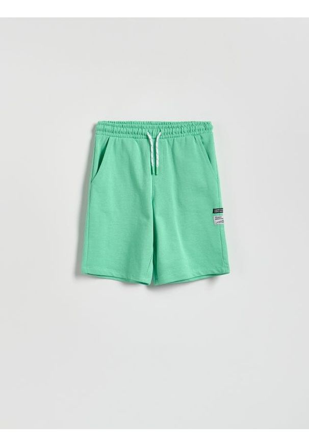 Reserved - Bawełniane szorty - zielony. Kolor: zielony. Materiał: bawełna. Wzór: gładki