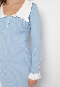 Born2be - Jasnoniebieska Dzianinowa Sukienka Retro z Wiskozą z Kołnierzykiem i Falbanami Hanlira. Okazja: na co dzień. Kolor: niebieski. Materiał: wiskoza, dzianina. Styl: retro #3