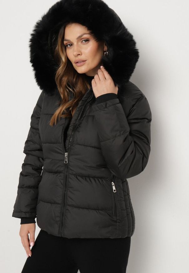 Born2be - Czarna Pikowana Kurtka z Kapturem i Futerkiem ze Ściągaczami przy Rękawach Sintania. Okazja: na co dzień, do pracy, na spacer. Typ kołnierza: kaptur. Kolor: czarny. Materiał: futro. Styl: casual, elegancki