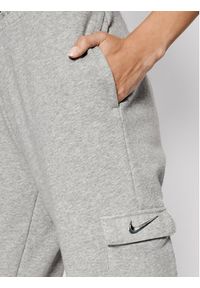 Nike Spodnie dresowe Sportswear Swoosh CZ8905 Szary Standard Fit. Kolor: szary. Materiał: bawełna, dresówka #3