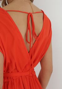 Born2be - Pomarańczowa Sukienka Maxi z Materiałowym Paskiem i Kopertowym Dekoltem Istilla. Okazja: na wesele, na co dzień, na ślub cywilny. Typ kołnierza: dekolt kopertowy. Kolor: pomarańczowy. Materiał: materiał. Typ sukienki: kopertowe. Styl: casual. Długość: maxi #3