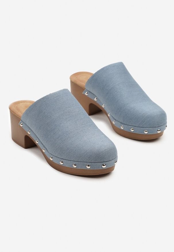 Born2be - Niebieskie Klapki Mule w Stylu Drewniaków z Nitami na Słupkowym Obcasie Glerra. Okazja: na co dzień. Kolor: niebieski. Materiał: jeans. Wzór: aplikacja. Obcas: na obcasie. Styl: elegancki, casual. Wysokość obcasa: średni