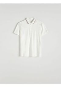 Reserved - Koszulka polo slim z modalem - złamana biel. Typ kołnierza: polo. Materiał: jedwab, dzianina