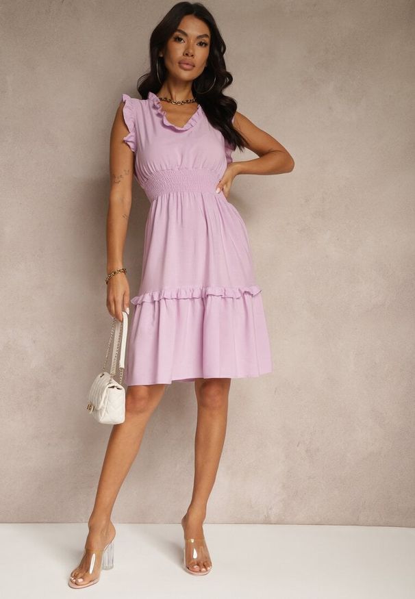 Renee - Fioletowa Rozkloszowana Sukienka z Wiskozą Bez Rękawów Lirabellae. Okazja: na co dzień. Typ kołnierza: dekolt w serek. Kolor: fioletowy. Materiał: wiskoza. Długość rękawa: bez rękawów. Typ sukienki: rozkloszowane. Styl: casual, elegancki