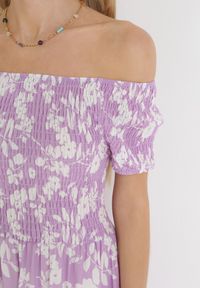 Born2be - Fioletowa Kwiecista Sukienka Hiszpanka Maxi z Marszczonymi Gumkami Ebothia. Typ kołnierza: dekolt hiszpanka. Kolor: fioletowy. Długość: maxi #3