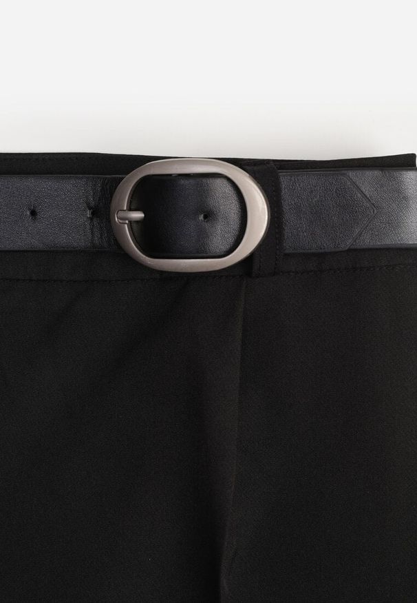 Renee - Czarne Spodnie Garniturowe na Kant VICES Zdobione Zapięciem z Klamrą Azisore. Okazja: na imprezę. Kolor: czarny. Materiał: jedwab, skóra. Wzór: aplikacja