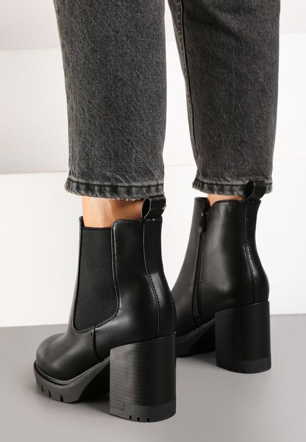 Renee - Czarne Botki Sztyblety na Słupku Ozdobione Elastyczną Wstawką Rearia. Okazja: na co dzień. Kolor: czarny. Materiał: jeans. Wzór: aplikacja. Sezon: zima, jesień. Obcas: na słupku. Styl: klasyczny, casual, elegancki