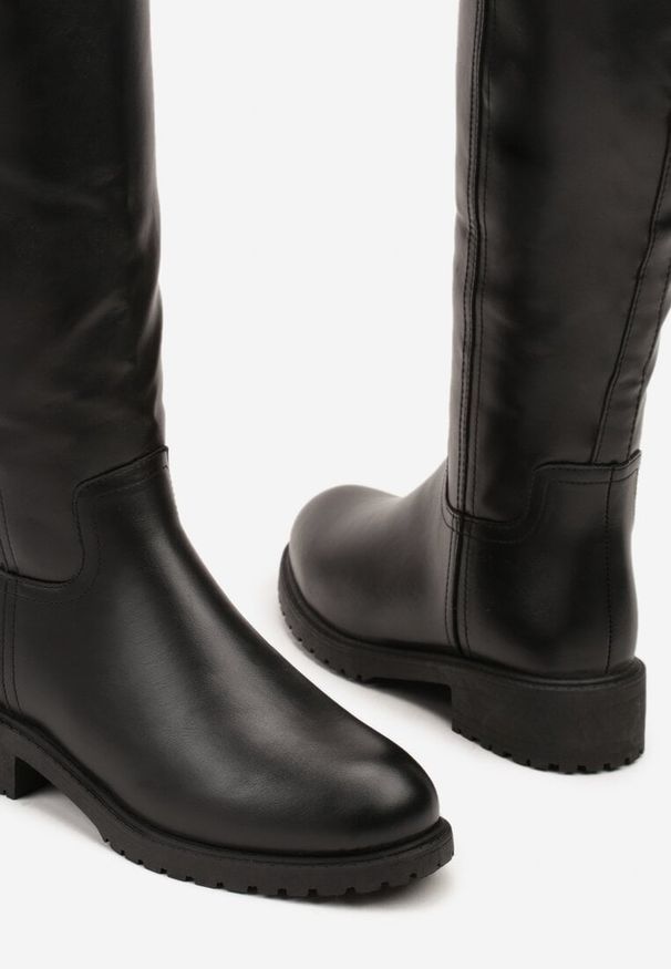 Renee - Czarne Dopasowane Kozaki Vices z Imitacji Skóry w Stylu Basic Lonavie. Okazja: na imprezę, na co dzień. Kolor: czarny. Materiał: skóra. Wzór: aplikacja. Styl: casual