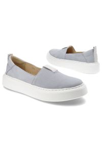 Niebieskie Półbuty Wasak Wygodne Obuwie Damskie. Okazja: na co dzień. Zapięcie: bez zapięcia. Kolor: niebieski. Materiał: jeans, skóra. Obcas: na platformie. Styl: casual, elegancki