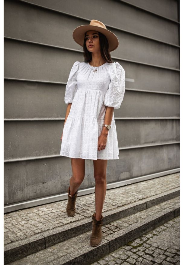 Sukienka rozkloszowana w kolorze białym ażurowa - SANTI by Marsala. Okazja: na imprezę. Kolor: biały. Materiał: tkanina, materiał, bawełna. Wzór: ażurowy. Typ sukienki: oversize. Styl: elegancki