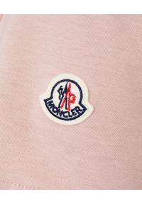 MONCLER - Różowa koszulka z logo. Kolor: wielokolorowy, fioletowy, różowy. Materiał: bawełna, dresówka. Wzór: aplikacja. Sezon: wiosna. Styl: sportowy