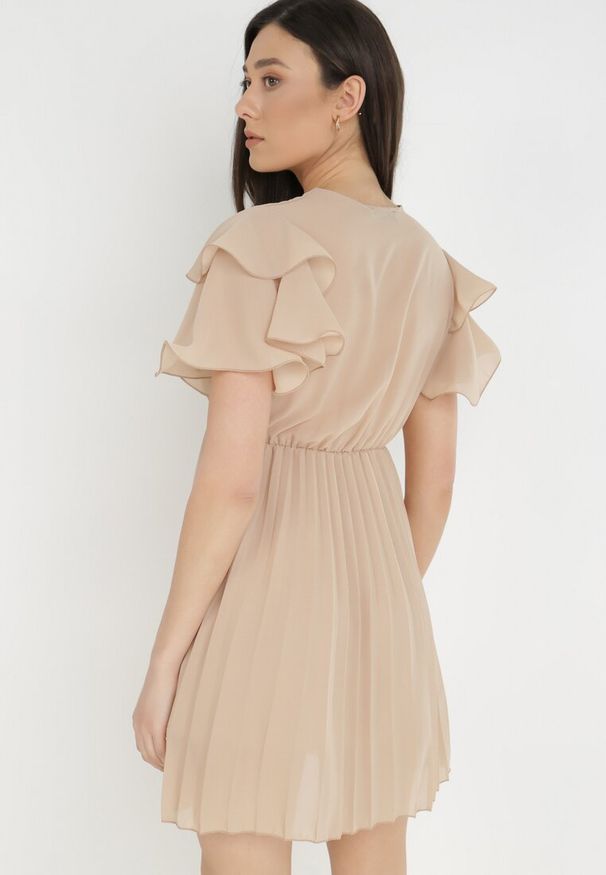 Born2be - Beżowa Sukienka Alemiera. Typ kołnierza: dekolt kopertowy. Kolor: beżowy. Materiał: materiał. Długość rękawa: krótki rękaw. Typ sukienki: kopertowe. Styl: wizytowy. Długość: mini