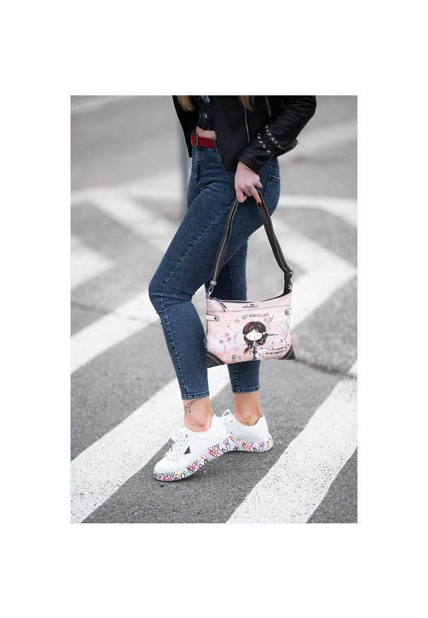 Różowa Listonoszka Anekke Stylowa Torebka Damska Z Laleczką. Kolor: różowy. Styl: elegancki. Rodzaj torebki: na ramię