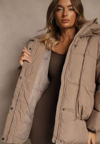 Renee - Ciemnobeżowa Kurtka Oversize z Pikowanymi Przeszyciami i Kapturem Galeana. Okazja: na co dzień. Kolor: beżowy. Materiał: zamsz, jeans, poliester, dzianina. Sezon: zima. Styl: casual, elegancki