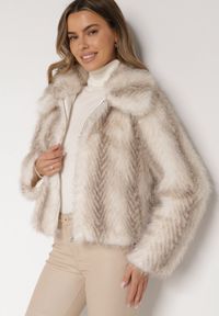 Born2be - Jasnobeżowa Kurtka Futerko o Prostym Kroju z Zapięciem na Suwak Tusiviela. Okazja: na co dzień. Typ kołnierza: golf. Kolor: beżowy. Materiał: futro. Styl: casual, elegancki #7