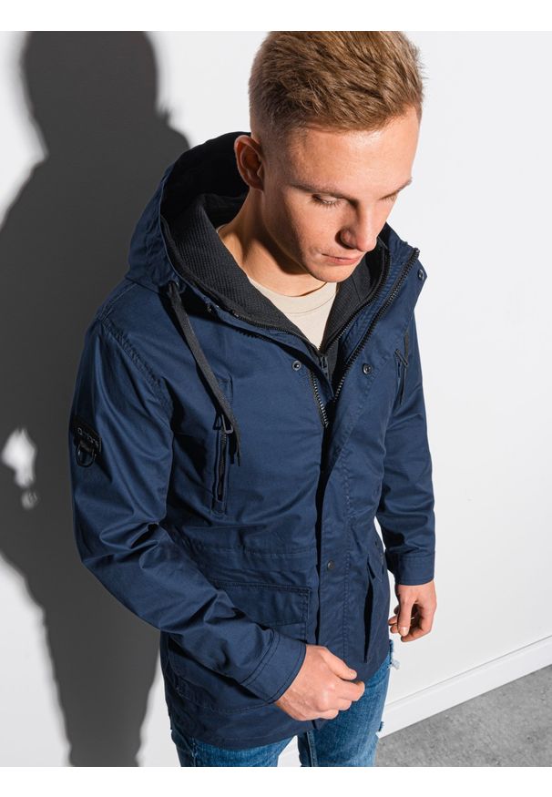 Niebieska kurtka Ombre Clothing na wiosnę