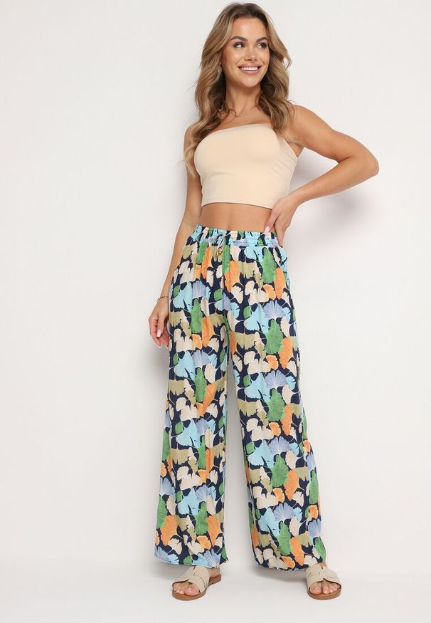 Born2be - Granatowe Kwiatowe Wiskozowe Spodnie o Szerokim Kroju z Wysokim Stanem i Gumką w Pasie Cenonea. Okazja: na co dzień. Stan: podwyższony. Kolor: niebieski. Materiał: wiskoza. Wzór: kwiaty. Styl: casual, elegancki