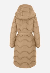 Born2be - Ciemnobeżowa Kurtka Pikowana z Paskiem Jalogi. Okazja: na co dzień. Typ kołnierza: komin. Kolor: beżowy. Materiał: wełna, materiał. Długość rękawa: długi rękaw. Długość: długie. Sezon: zima. Styl: casual #6