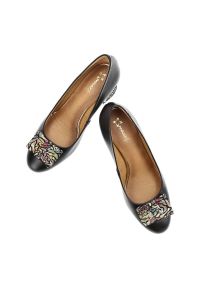 Czarne Czółenka Maciejka Eleganckie Obuwie Damskie. Okazja: na spotkanie biznesowe. Kolor: czarny. Materiał: skóra. Wzór: gładki. Obcas: na obcasie. Styl: elegancki. Wysokość obcasa: średni #2