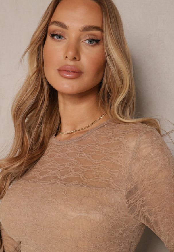 Renee - Beżowy Kombinezon z Koronki z Wiskozą z Wszytym Paskiem z Aplikacją Ninadira. Kolor: beżowy. Materiał: wiskoza, koronka. Długość rękawa: długi rękaw. Długość: długie. Wzór: aplikacja, koronka. Styl: klasyczny