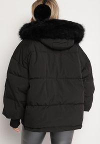 Born2be - Czarna Kurtka Oversize z Futrzanym Kapturem Vugovi. Kolor: czarny. Materiał: futro. Długość rękawa: długi rękaw. Długość: długie. Wzór: aplikacja. Sezon: zima #3