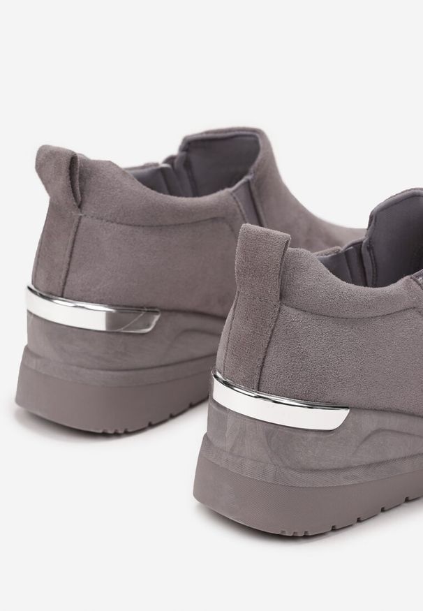 Renee - Szare Sneakersy Munna. Nosek buta: okrągły. Kolor: szary. Materiał: jeans, zamsz, materiał. Wzór: aplikacja. Obcas: na koturnie. Wysokość obcasa: średni