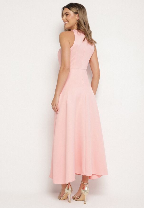 Born2be - Różowa Rozkloszowana Sukienka z Wiskozą i Dekoltem Typu Halter Dolienna. Typ kołnierza: dekolt halter. Kolor: różowy. Materiał: wiskoza. Typ sukienki: rozkloszowane. Styl: elegancki