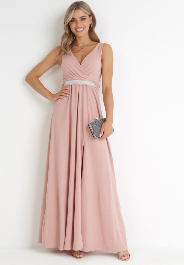 Born2be - Różowa Sukienka Rozkloszowana Maxi z Paskiem w Cyrkonie i Wycięciem Neorise. Kolor: różowy. Materiał: materiał. Wzór: aplikacja. Długość: maxi