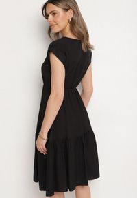 Born2be - Czarna Wiskozowa Sukienka o Rozkloszowanym Kroju Lizena. Okazja: na co dzień, na imprezę. Kolor: czarny. Materiał: wiskoza. Typ sukienki: rozkloszowane. Styl: elegancki, casual #7