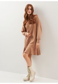 Ochnik - Prosta sukienka z falbaną na dole. Kolor: brązowy. Materiał: tkanina, poliester, elastan. Wzór: aplikacja. Typ sukienki: proste #2