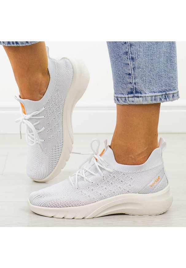 Białe sportowe buty damskie Vinceza 17365. Kolor: biały. Materiał: tkanina. Szerokość cholewki: normalna. Sezon: wiosna, lato. Sport: fitness