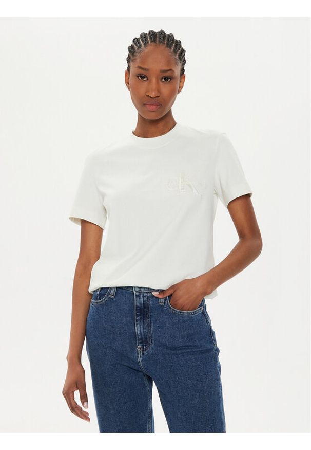 Calvin Klein Jeans T-Shirt Satin Applique J20J223925 Écru Regular Fit. Materiał: bawełna