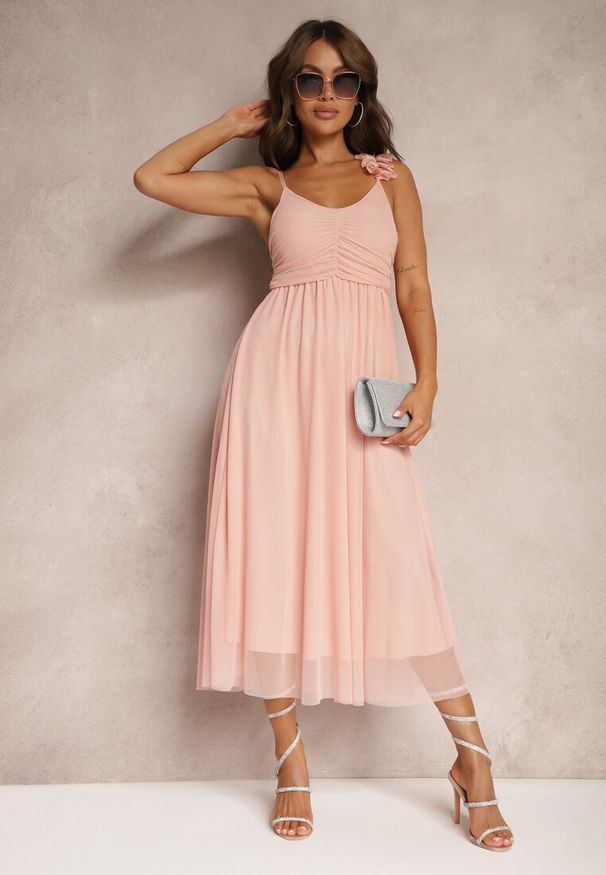 Renee - Różowa Rozkloszowana Sukienka na Ramiączkach z Gumką w Pasie z Falbankami Zafara. Okazja: na randkę, na imprezę. Typ kołnierza: kołnierz z falbankami. Kolor: różowy. Długość rękawa: na ramiączkach. Sezon: lato