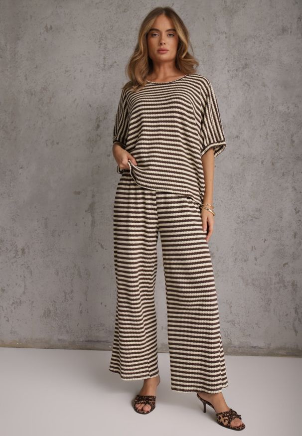 Renee - Beżowo-Brązowy Komplet Oversize Stylizowany na Dziergany T-shirt i Luźne Spodnie w Paski Relorin. Kolor: beżowy. Materiał: dziergany. Wzór: paski